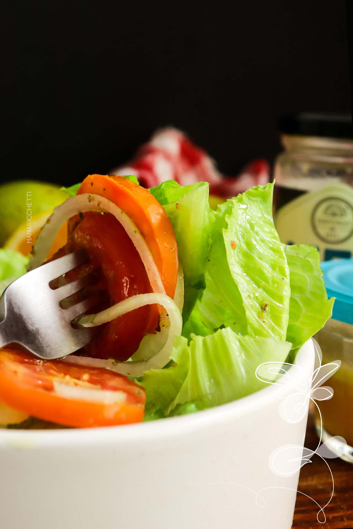 Receita de Molho de Laranja com Mel e Mostarda - um molho de salada simples e delicioso para o almoço.