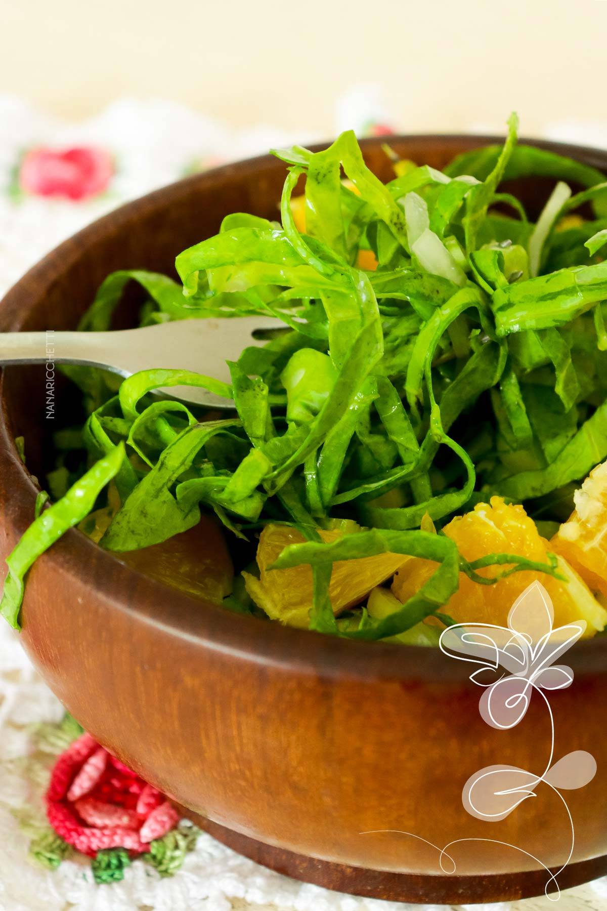 Receita de Salada de Couve - muito simples de fazer, perfeito para o verão.