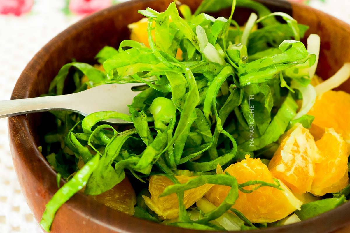 Receita de Salada de Couve - muito simples de fazer, perfeito para o verão.