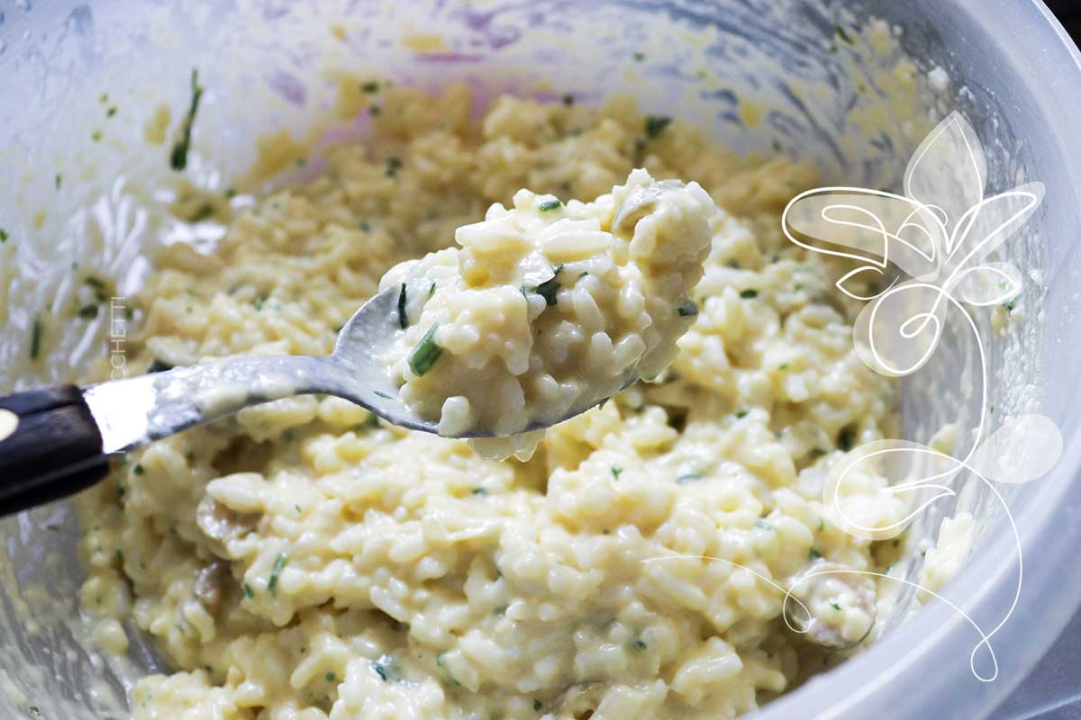 Receita de Bolinho de Arroz Frito - aproveite o arroz que está na geladeira para fazer esse delicioso petisco.