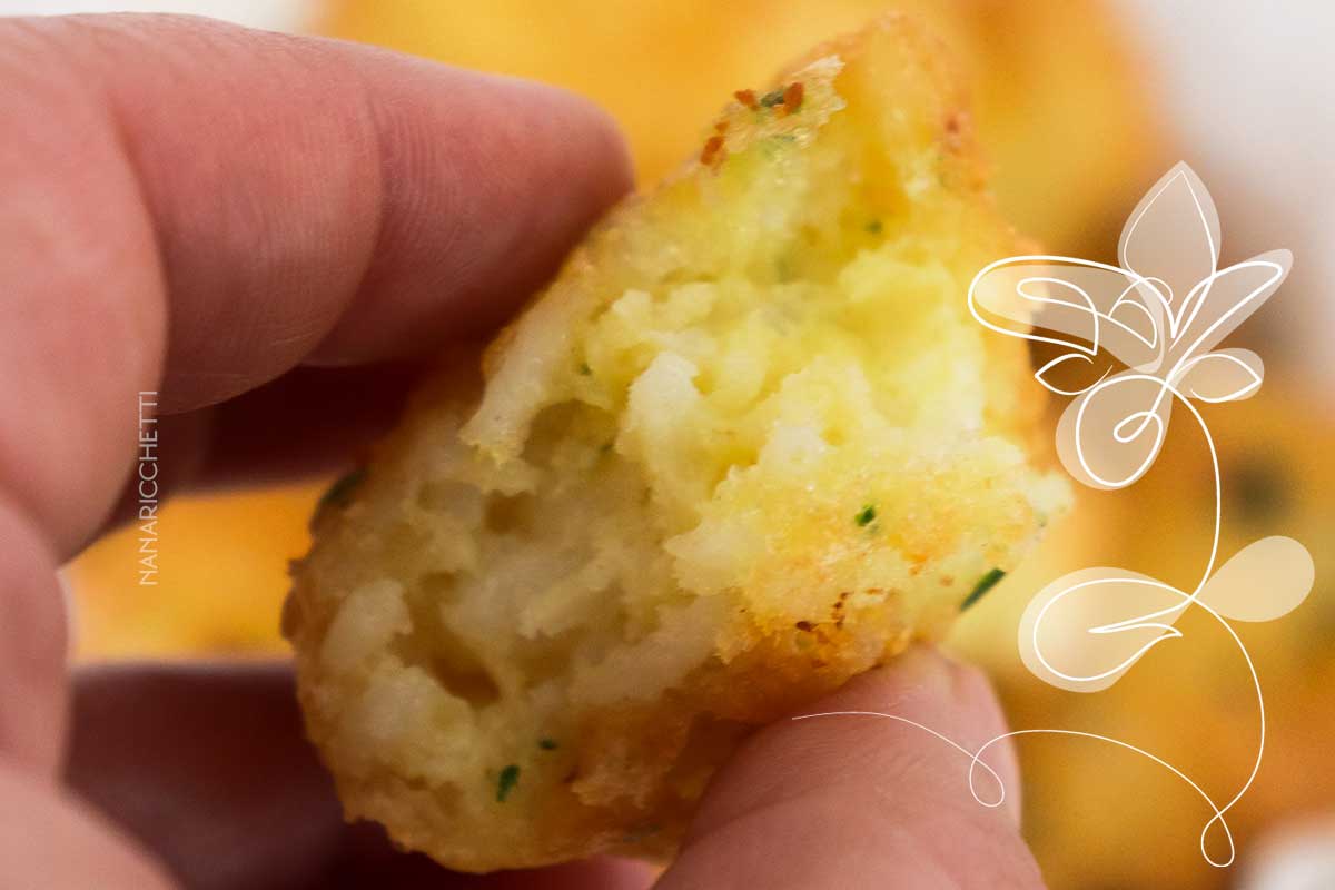 Receita de Bolinho de Arroz Frito - aproveite o arroz que está na geladeira para fazer esse delicioso petisco.