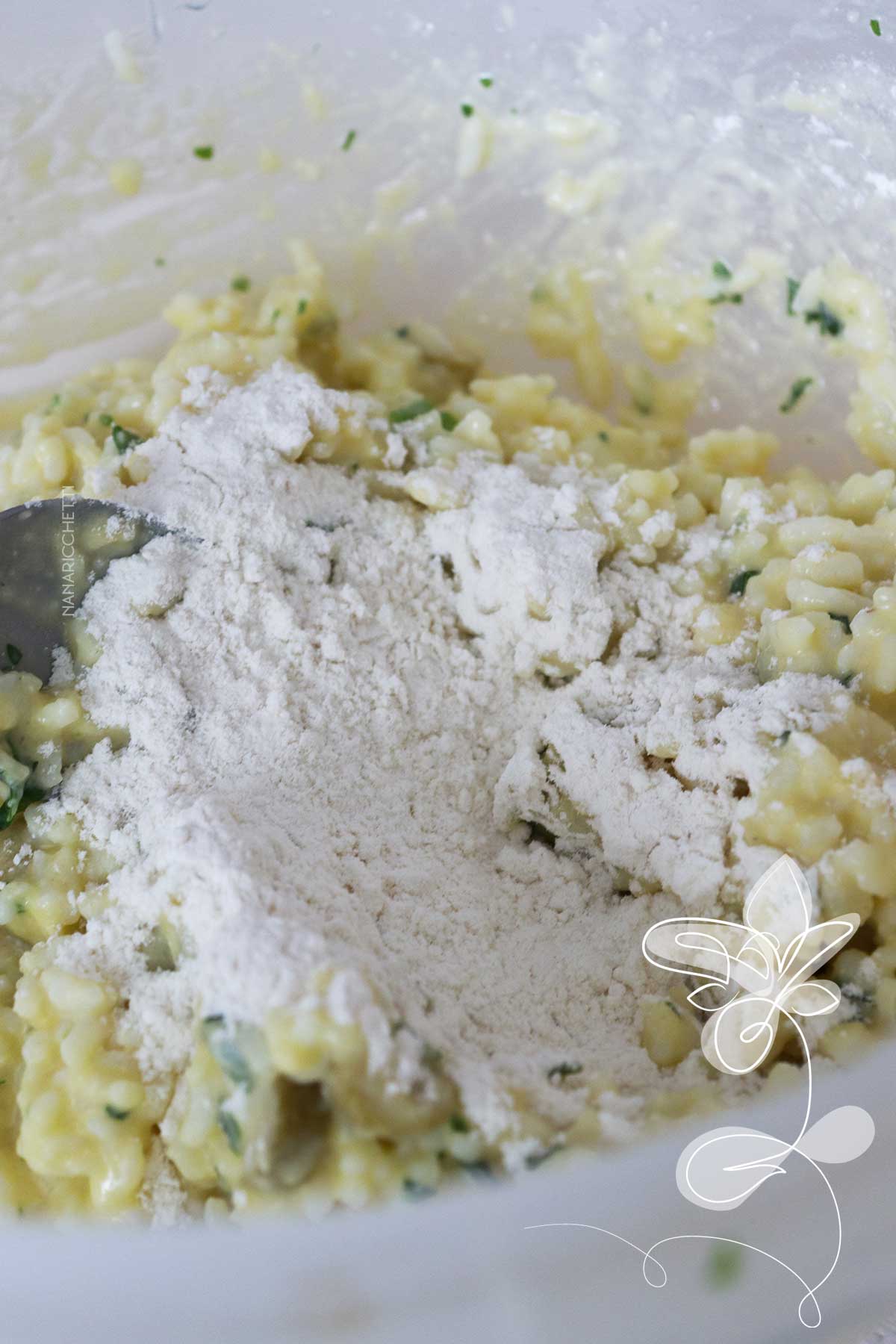 Receita de Bolinho de Arroz Frito - aproveite o arroz que está na geladeira para fazer esse delicioso petisco.