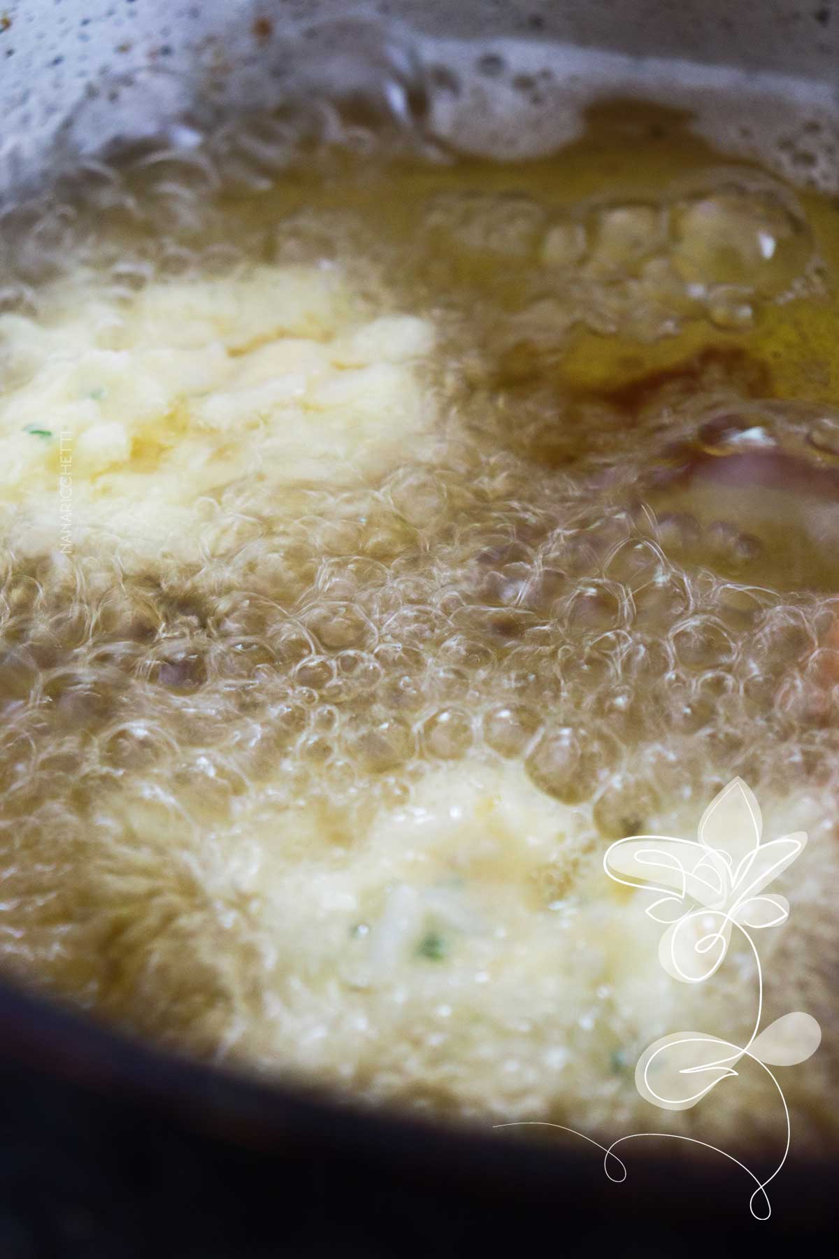 Receita de Bolinho de Arroz Frito - aproveite o arroz que está na geladeira para fazer esse delicioso petisco.