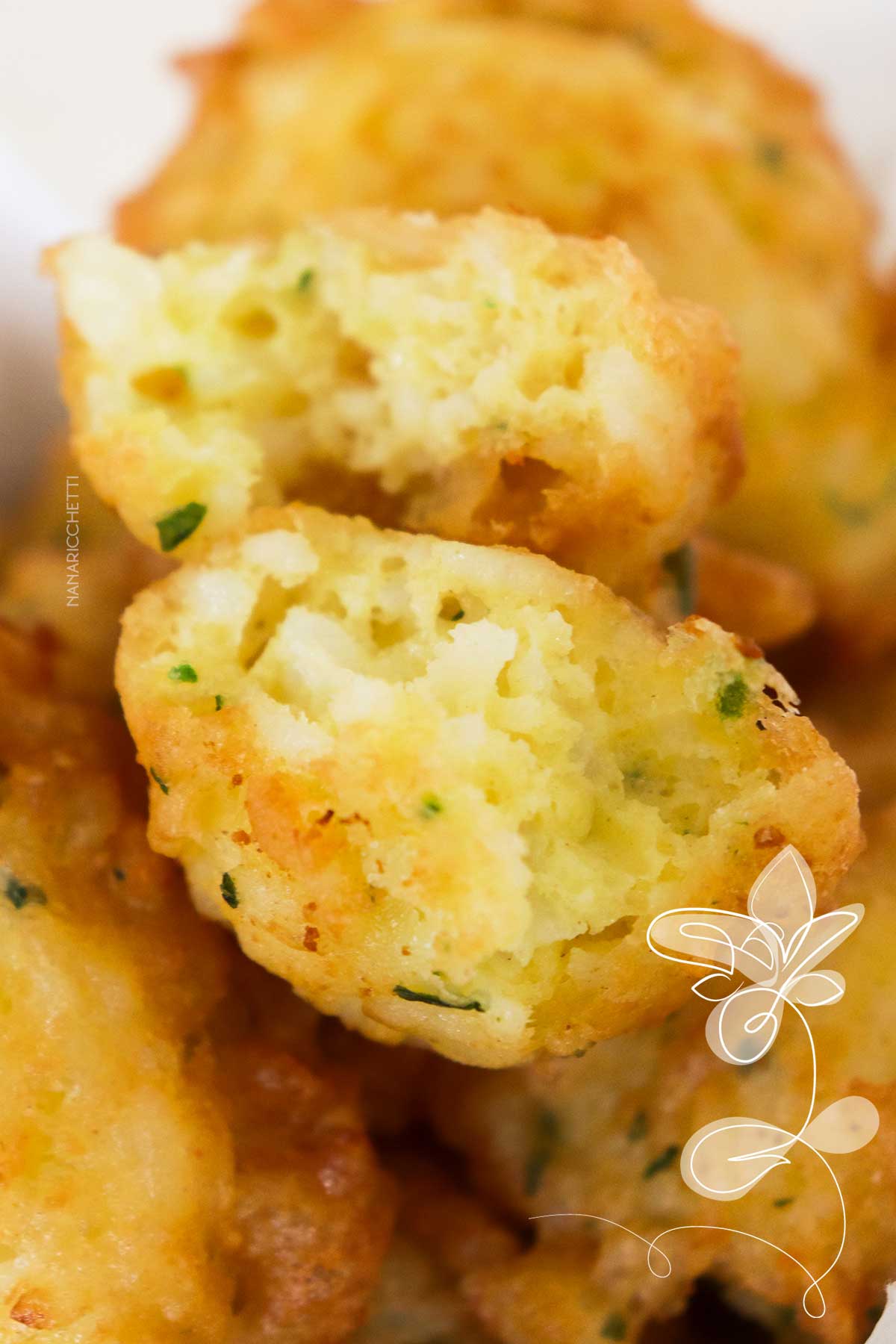 Receita de Bolinho de Arroz Frito - aproveite o arroz que está na geladeira para fazer esse delicioso petisco.