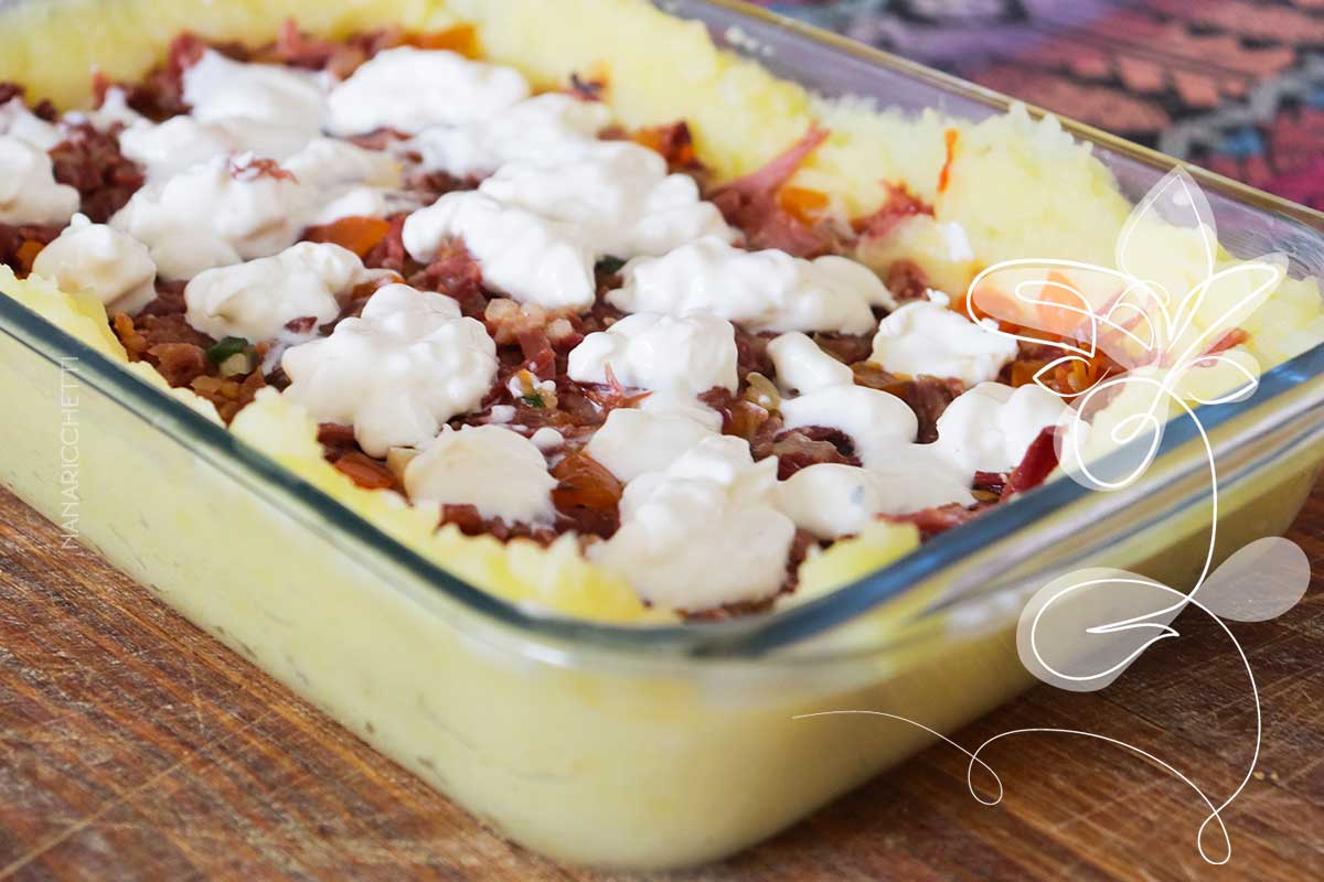 Receita de Escondidinho de Carne Seca com Batata - um prato simples e delicioso para o almoço de domingo.