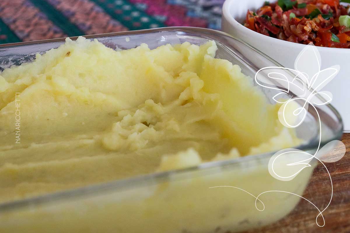 Receita de Escondidinho de Carne Seca com Batata - um prato simples e delicioso para o almoço de domingo.