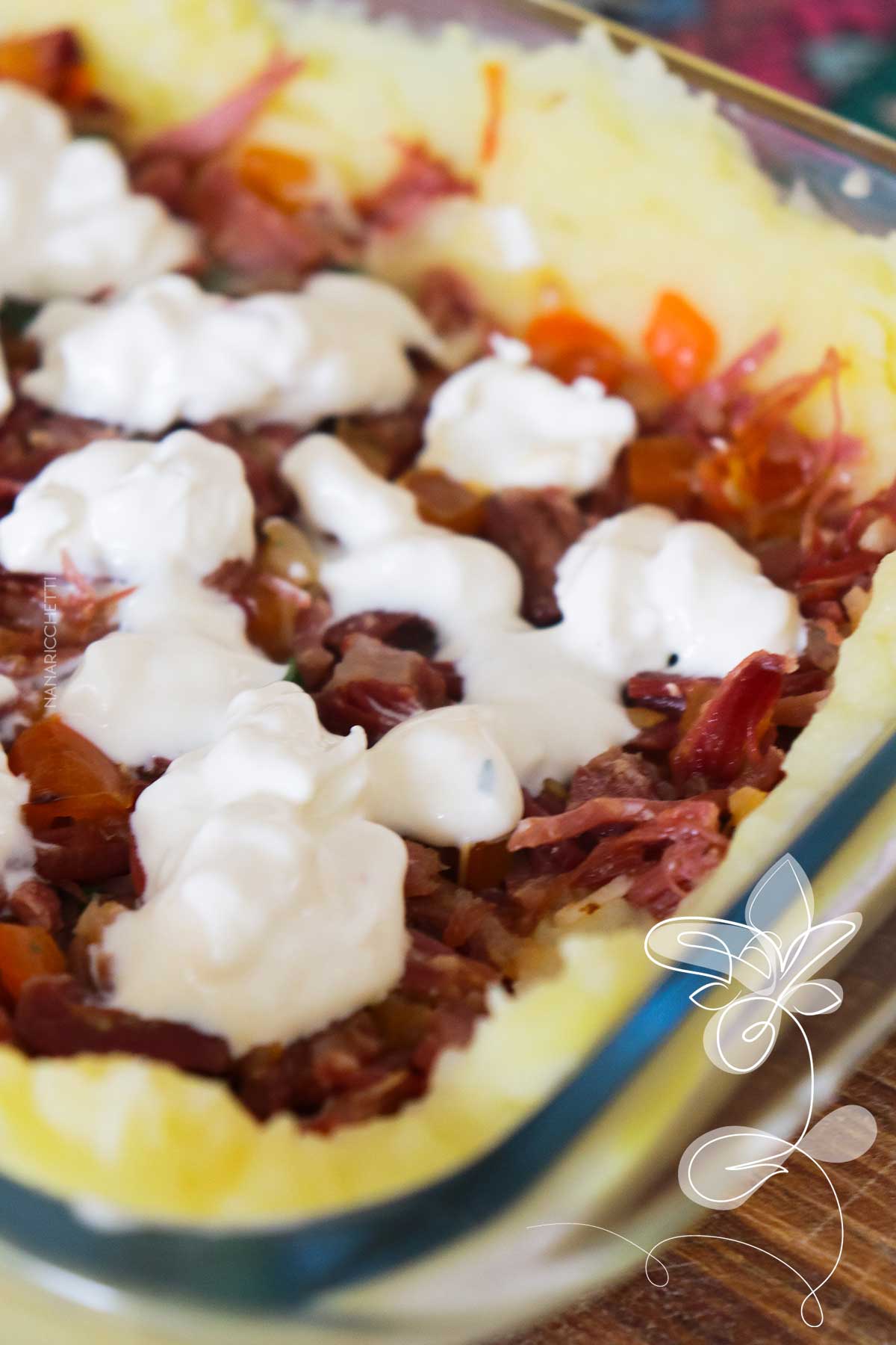 Receita de Escondidinho de Carne Seca com Batata - um prato simples e delicioso para o almoço de domingo.