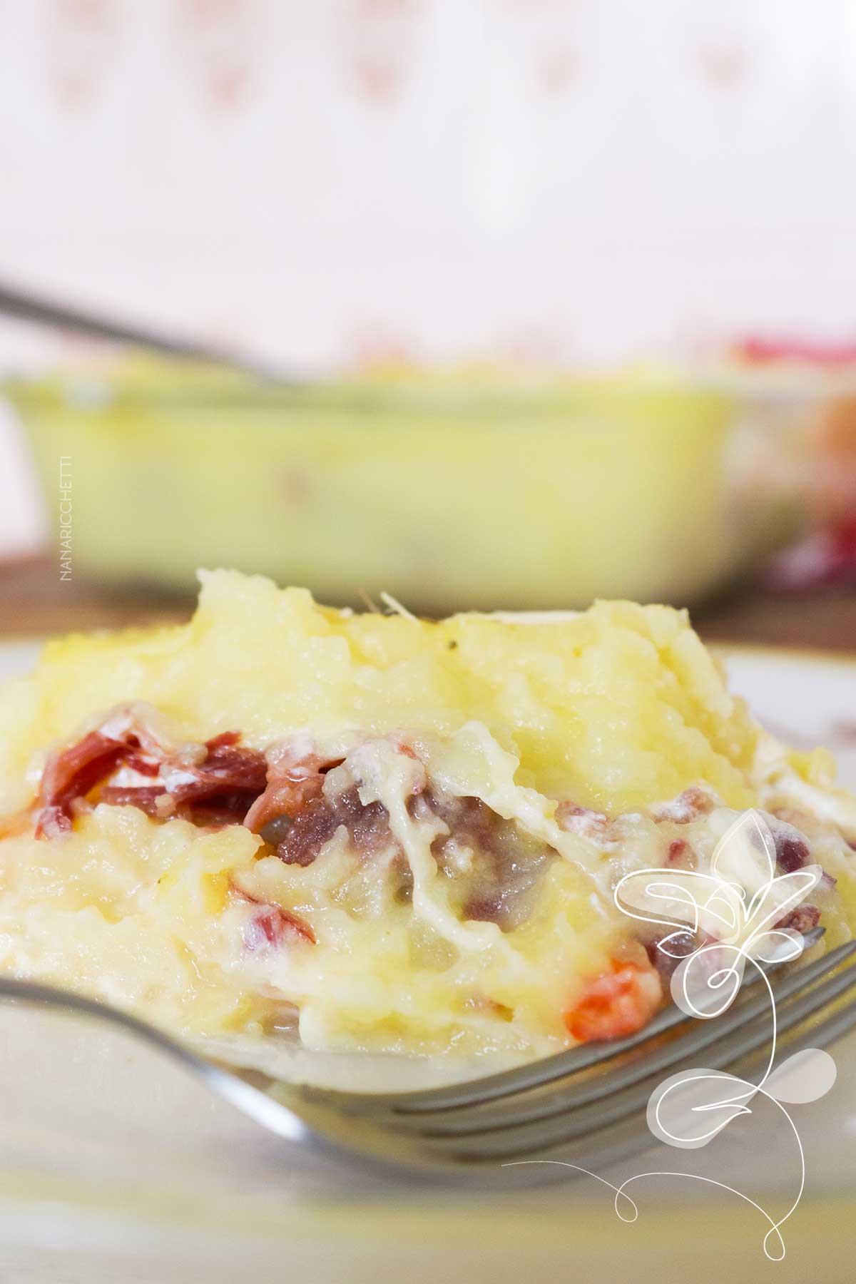 Receita de Escondidinho de Carne Seca com Batata - um prato simples e delicioso para o almoço de domingo.