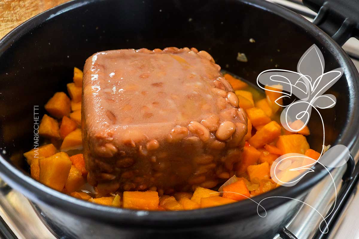 Receita de Feijão com Abóbora - deixe o almoço da semana muito mais nutritivo e gostoso.