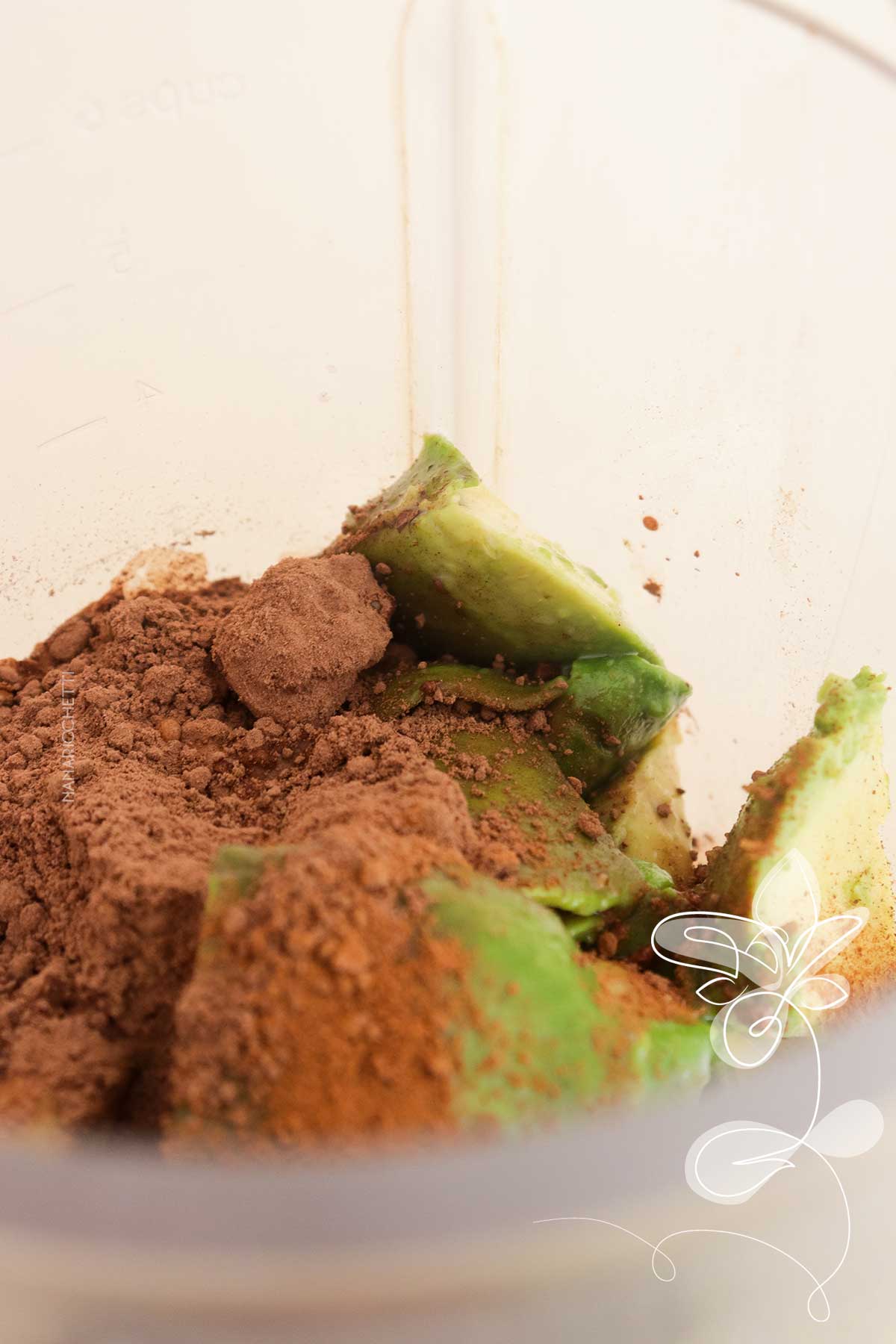 Receita de Mousse de Abacate com Chocolate em Pó - uma sobremesa nutritiva e deliciosa para quem está procurando se alimentar bem.