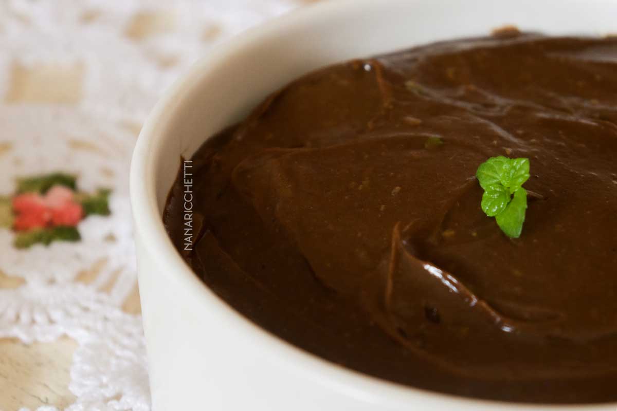 Receita de Mousse de Abacate com Chocolate em Pó - uma sobremesa nutritiva e deliciosa para quem está procurando se alimentar bem.