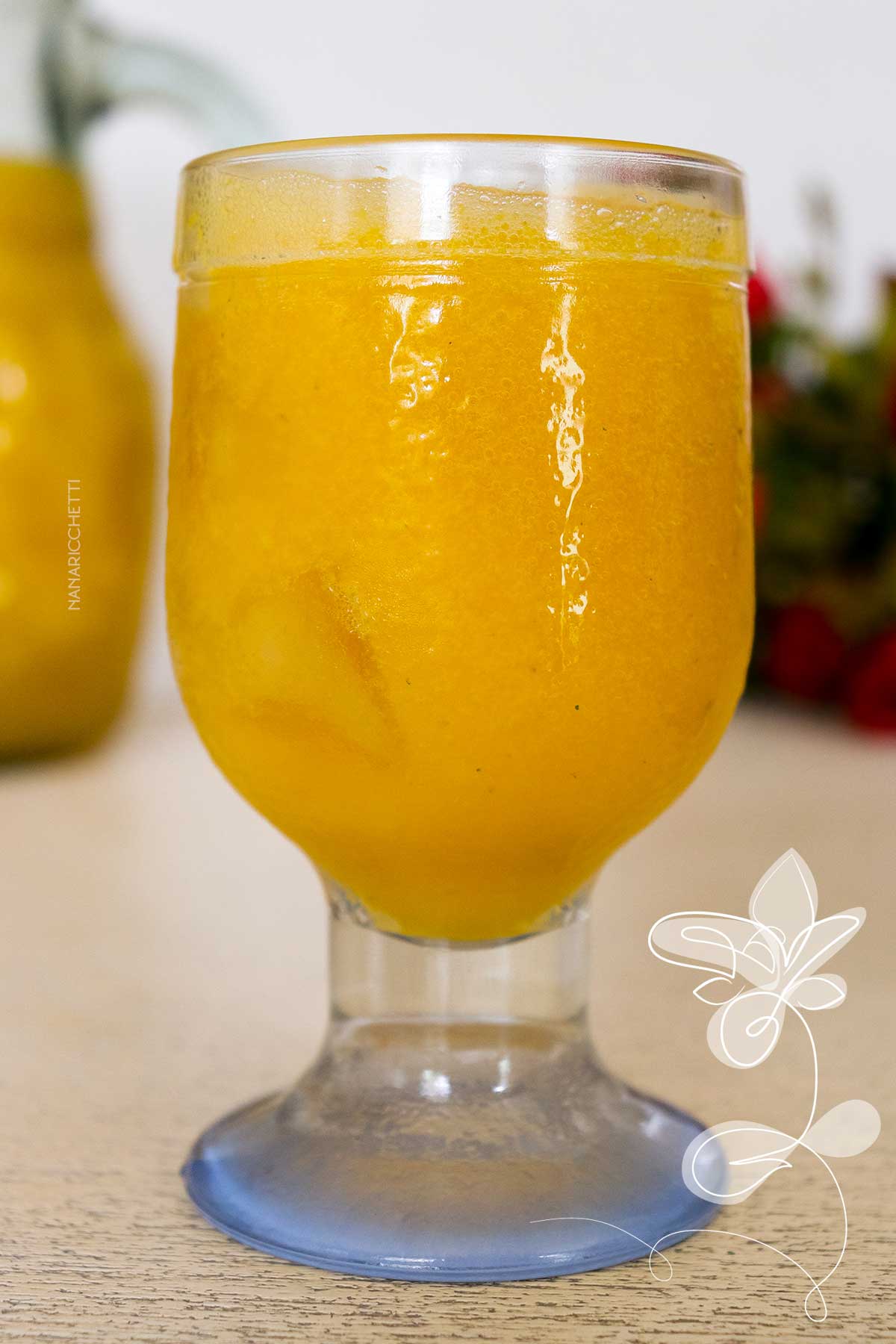 Receita de  Suco de Manga com Gengibre - uma bebida gelada refrescante para os dias quentes de verão.