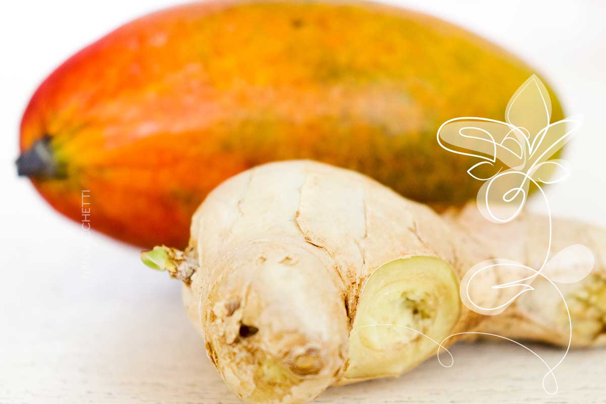 Receita de Suco de Manga com Gengibre - uma bebida gelada refrescante para os dias quentes de verão.