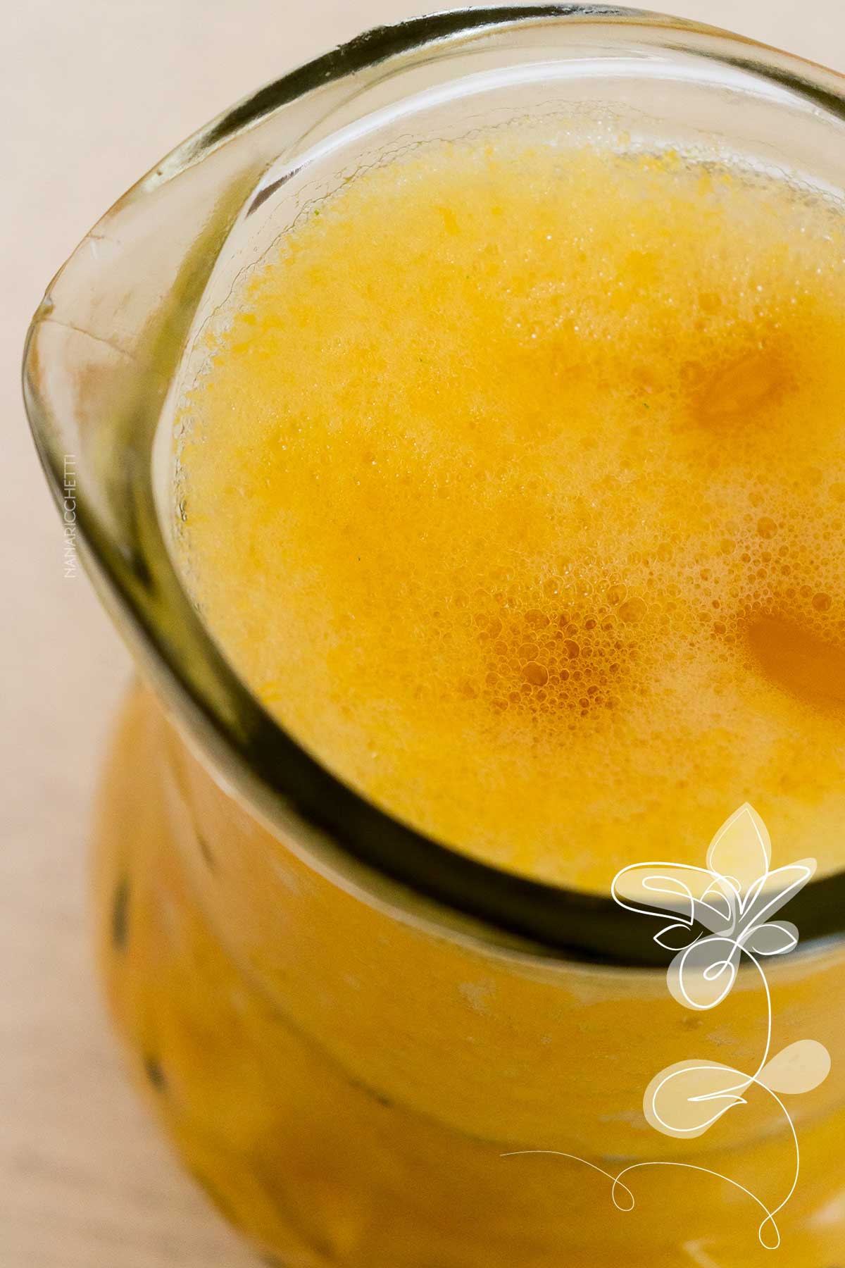 Receita de Suco de Manga com Gengibre - uma bebida gelada refrescante para os dias quentes de verão.