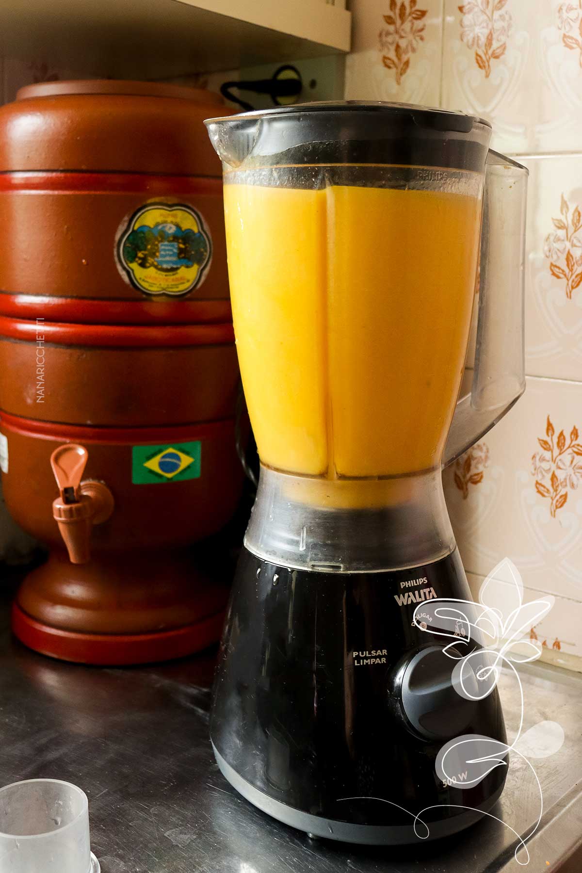 Receita de Suco de Manga com Gengibre - uma bebida gelada refrescante para os dias quentes de verão.