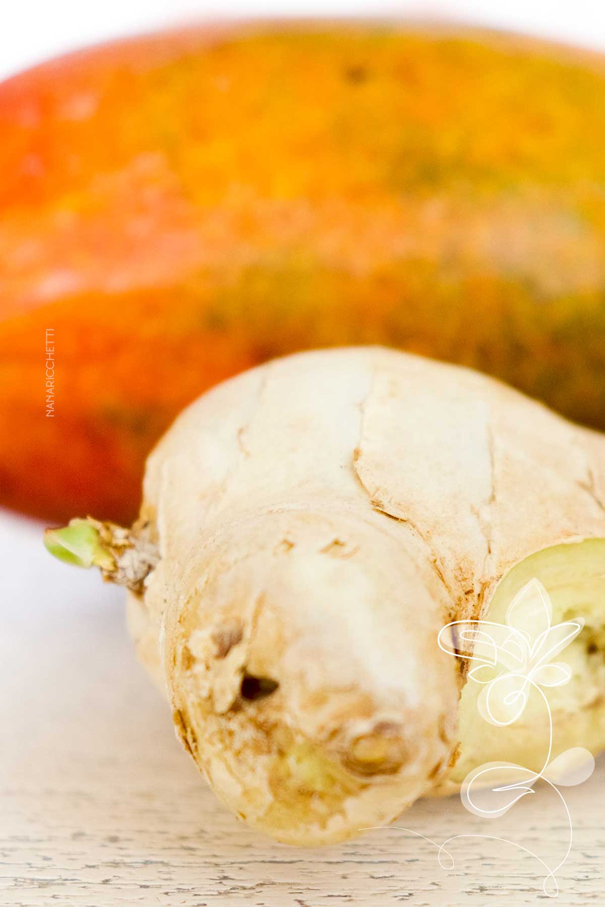 Receita de Suco de Manga com Gengibre - uma bebida gelada refrescante para os dias quentes de verão.