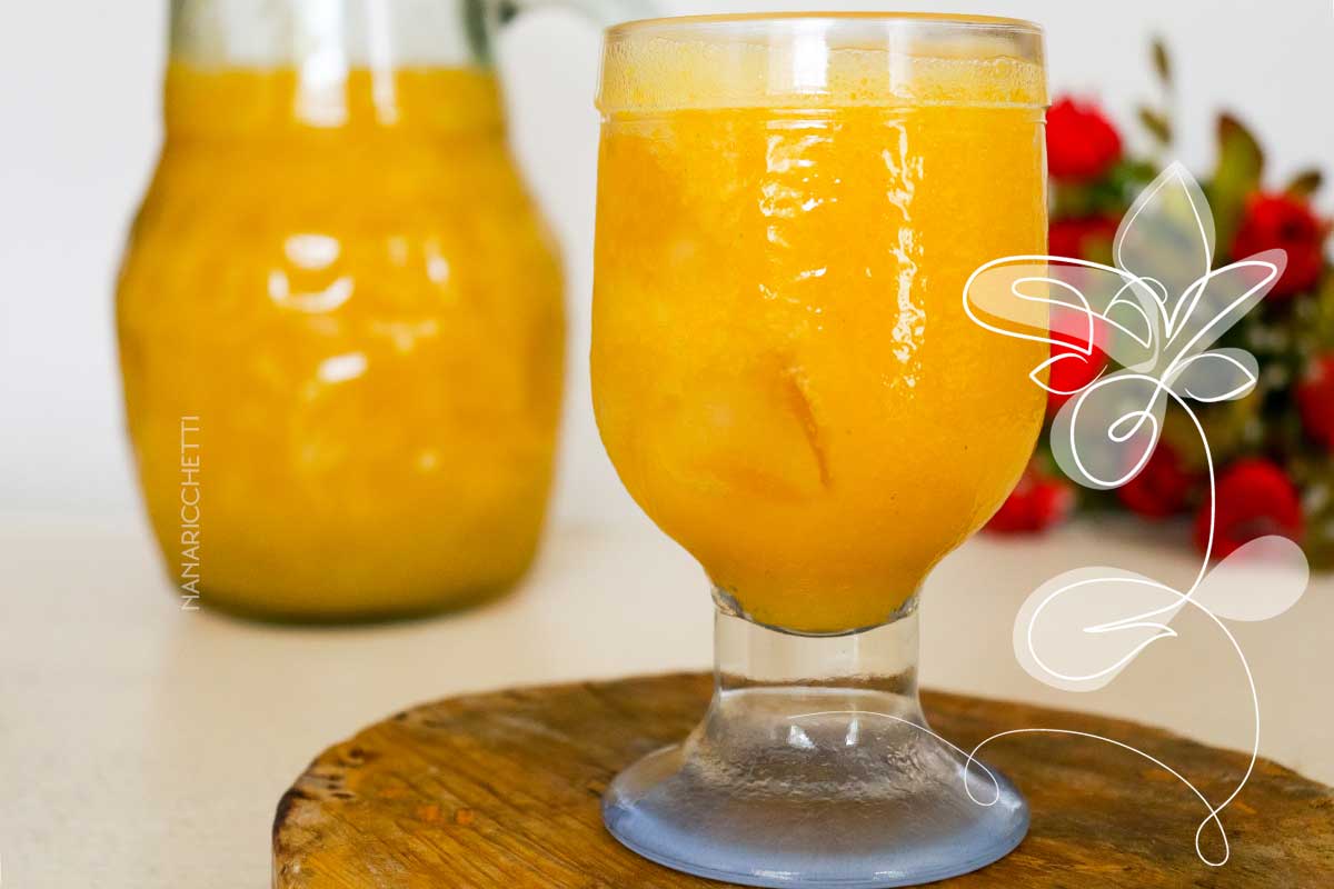 Receita de Suco de Manga com Gengibre - uma bebida gelada refrescante para os dias quentes de verão.