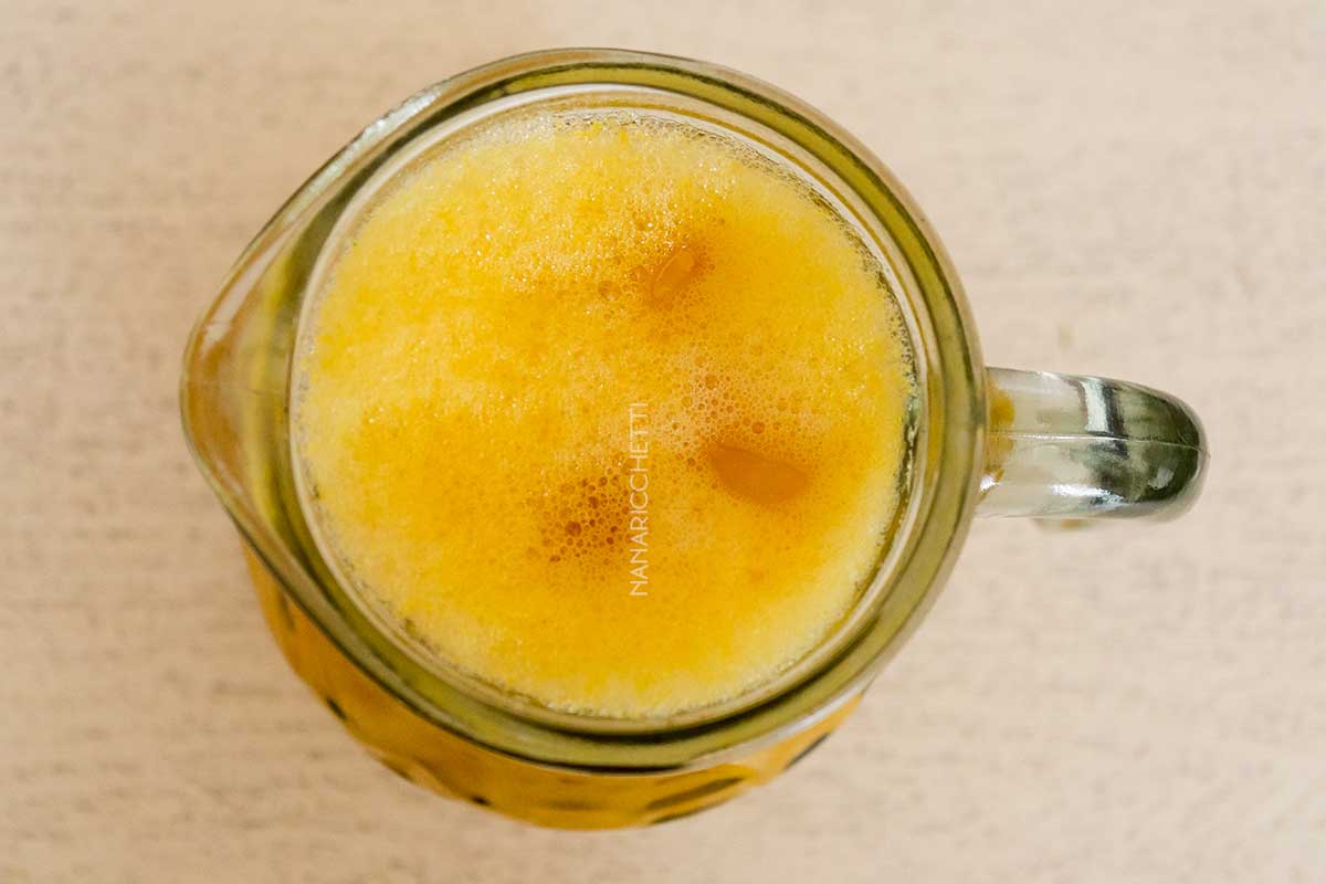 Receita de Suco de Manga com Gengibre - uma bebida gelada refrescante para os dias quentes de verão.