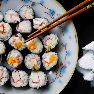 Receita de Sushi Caseiro - chame aquela pessoa que você mais ama e faça sushi para um jantar romântico.