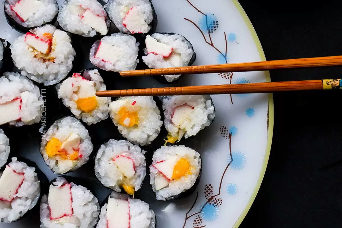 Receita de Sushi Caseiro - chame aquela pessoa que você mais ama e faça sushi para um jantar romântico.