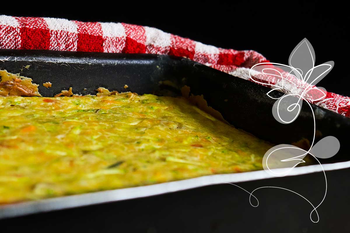 Receita de Torta de Abobrinha e Legumes - muito simples de fazer, perfeito para o final do dia com uma saladinha.