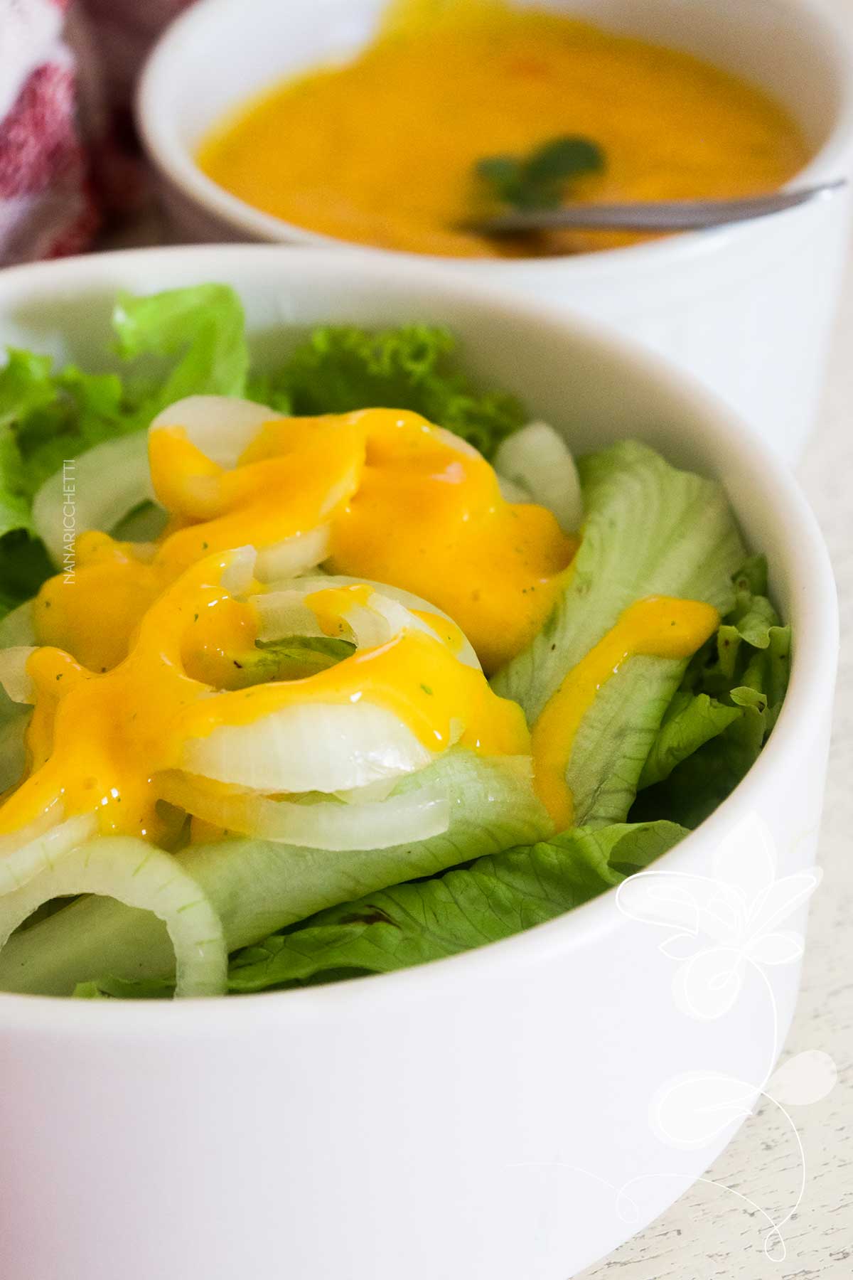 Receita de Molho de Manga e Mel para Salada - deixe as folhas de alface mais gostosa com esse molho feito com mel, manga e mostarda. 