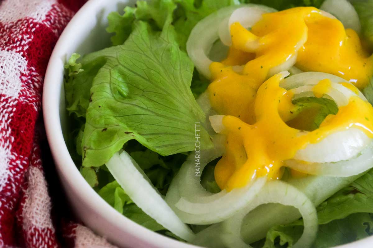 Receita de Molho de Manga e Mel para Salada - deixe as folhas de alface mais gostosa com esse molho feito com mel, manga e mostarda.