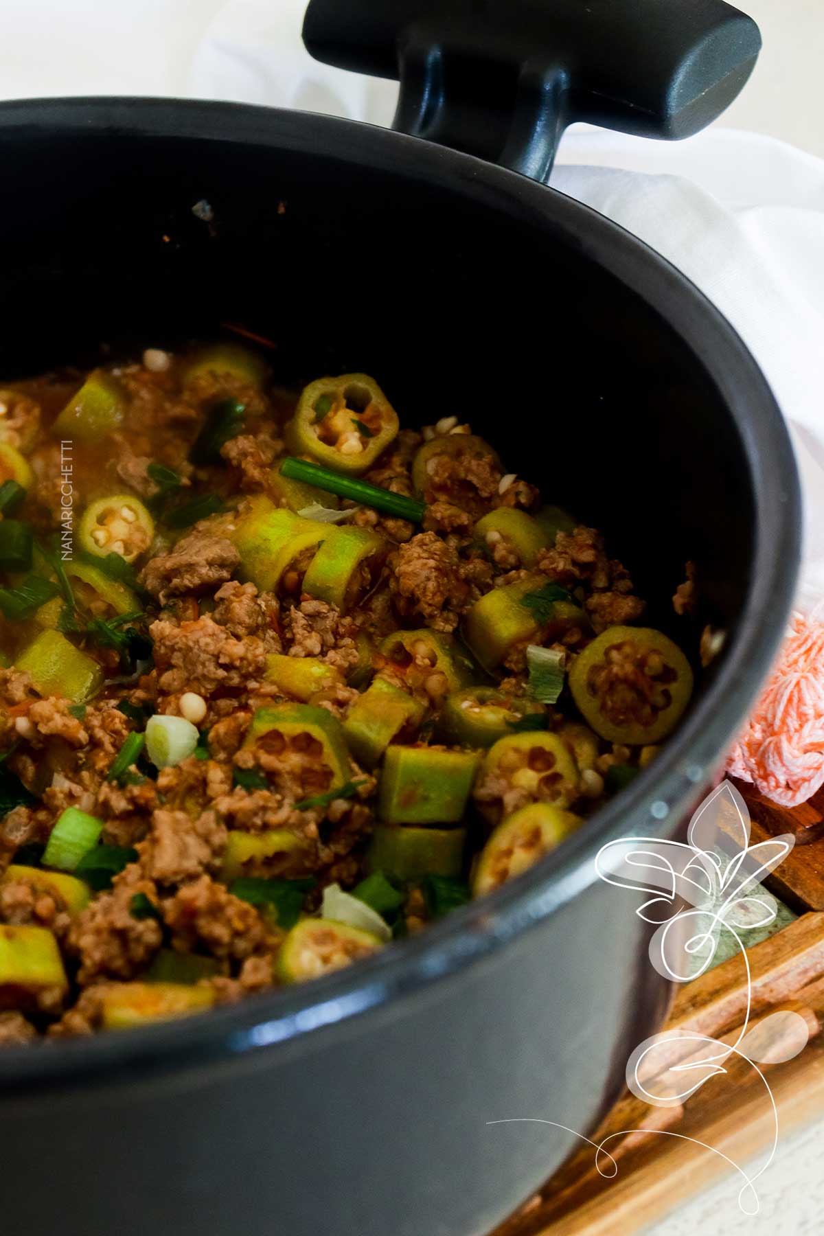 Receita de Quiabo com Carne Moída - um prato simples de fazer e delicioso para o almoço da semana.