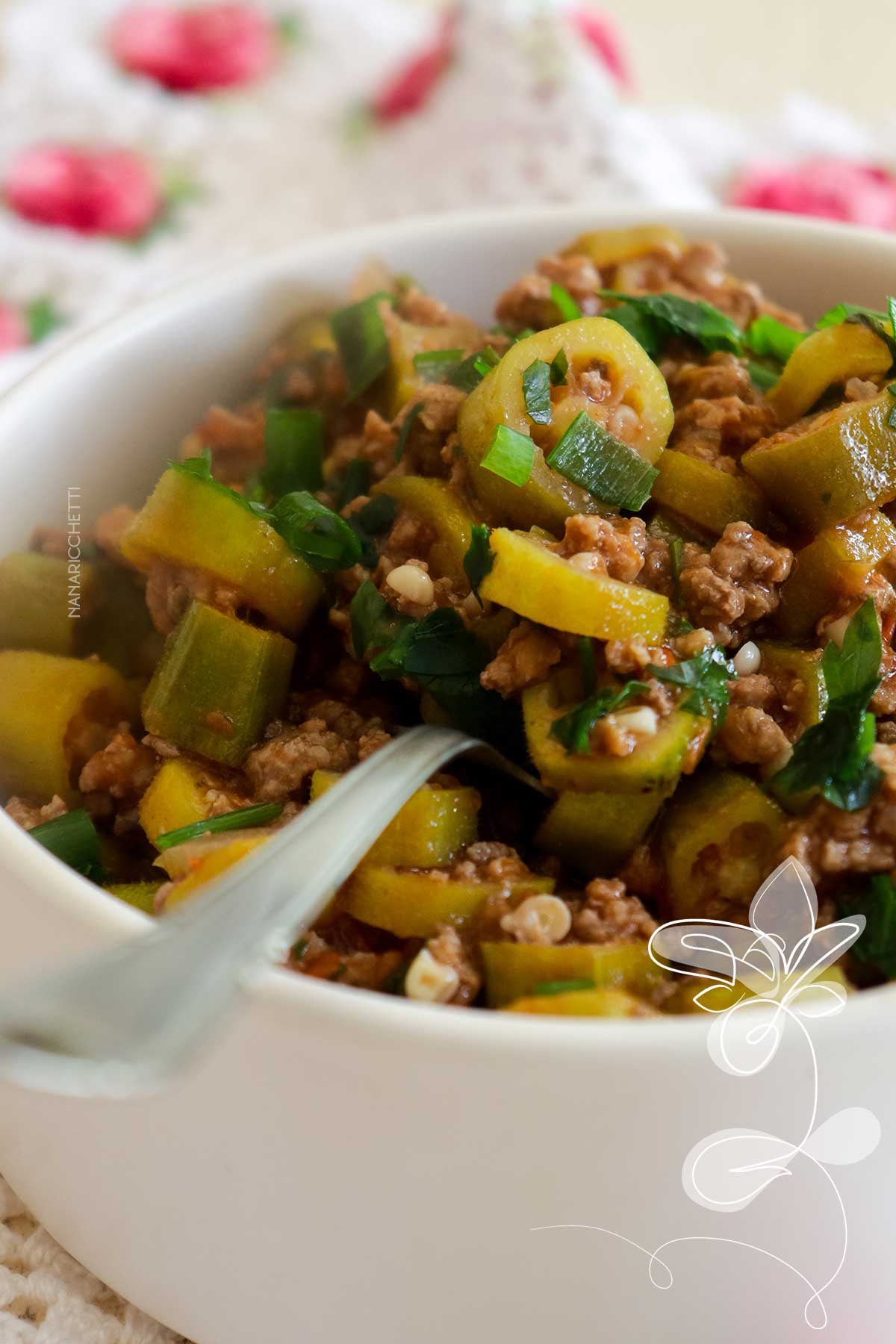 Receita de Quiabo com Carne Moída - um prato simples de fazer e delicioso para o almoço da semana.