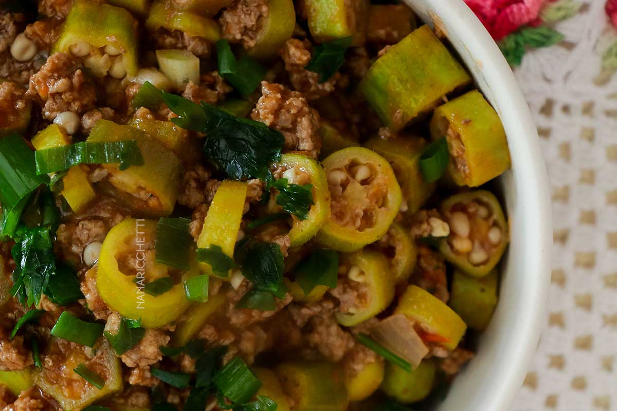 Receita de Quiabo com Carne Moída - um prato simples de fazer e delicioso para o almoço da semana.