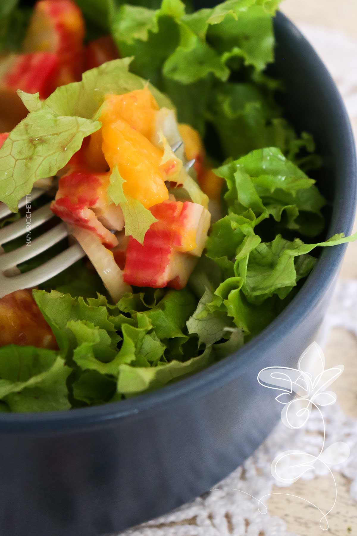 Receita de Salada de Alface com Kani Kama e Manga - faça uma salada para surpreender toda a família.