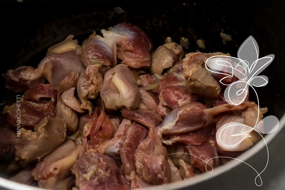 Receita de Moela de Frango com Molho na Panela de Pressão - perfeito para o almoço de domingo com a família.