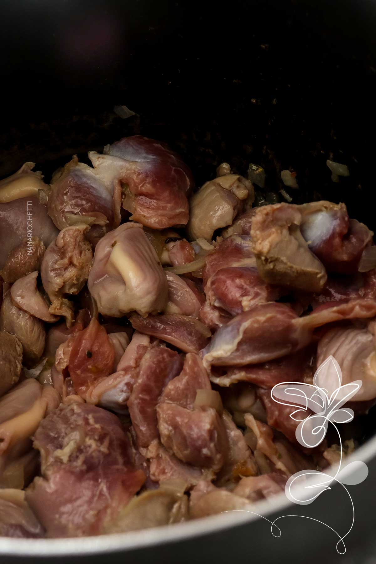 Receita de Moela de Frango com Molho na Panela de Pressão - perfeito para o almoço de domingo com a família.