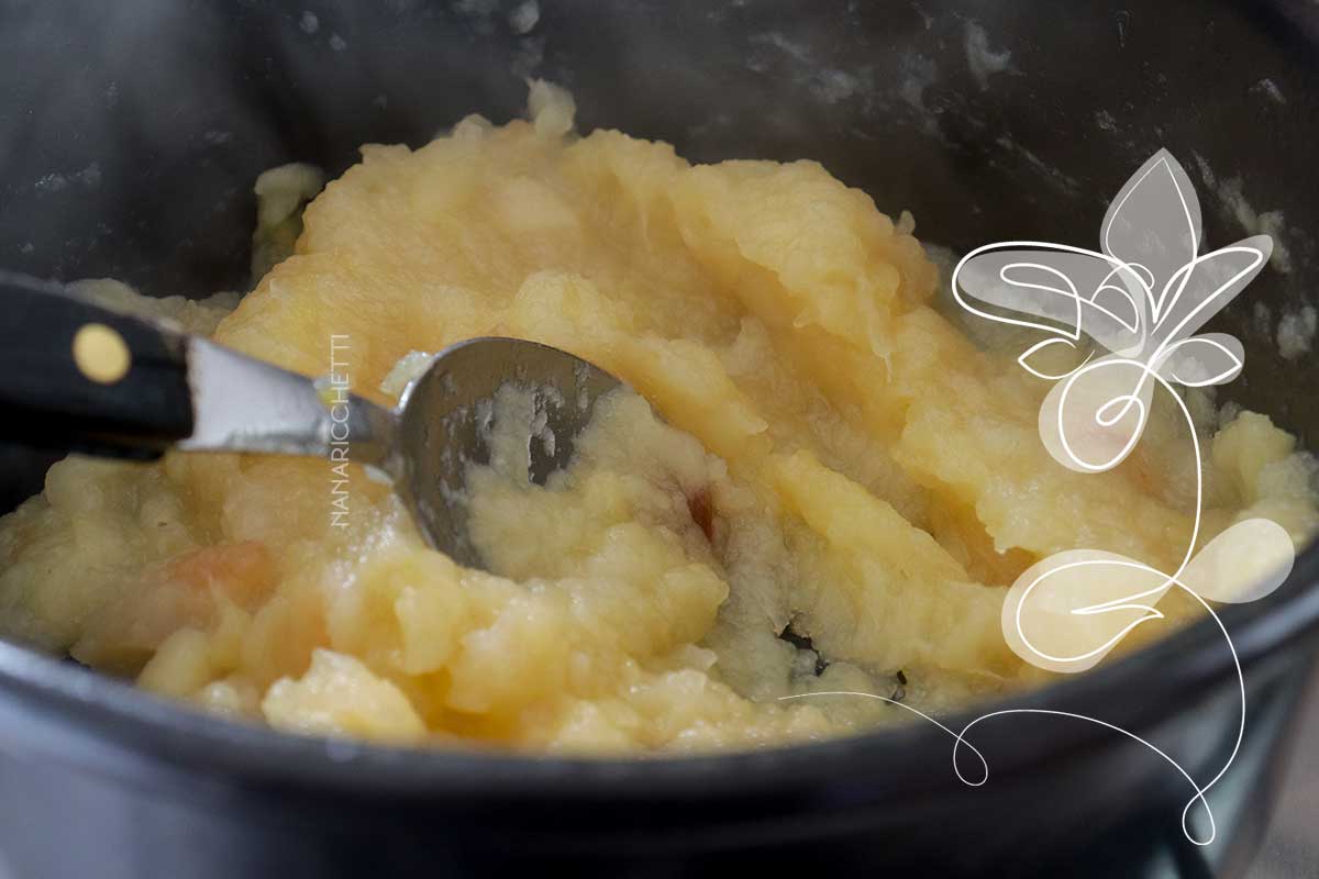 Receita de Purê de Maçã Salgado - para servir com carne assada em dias especiais.