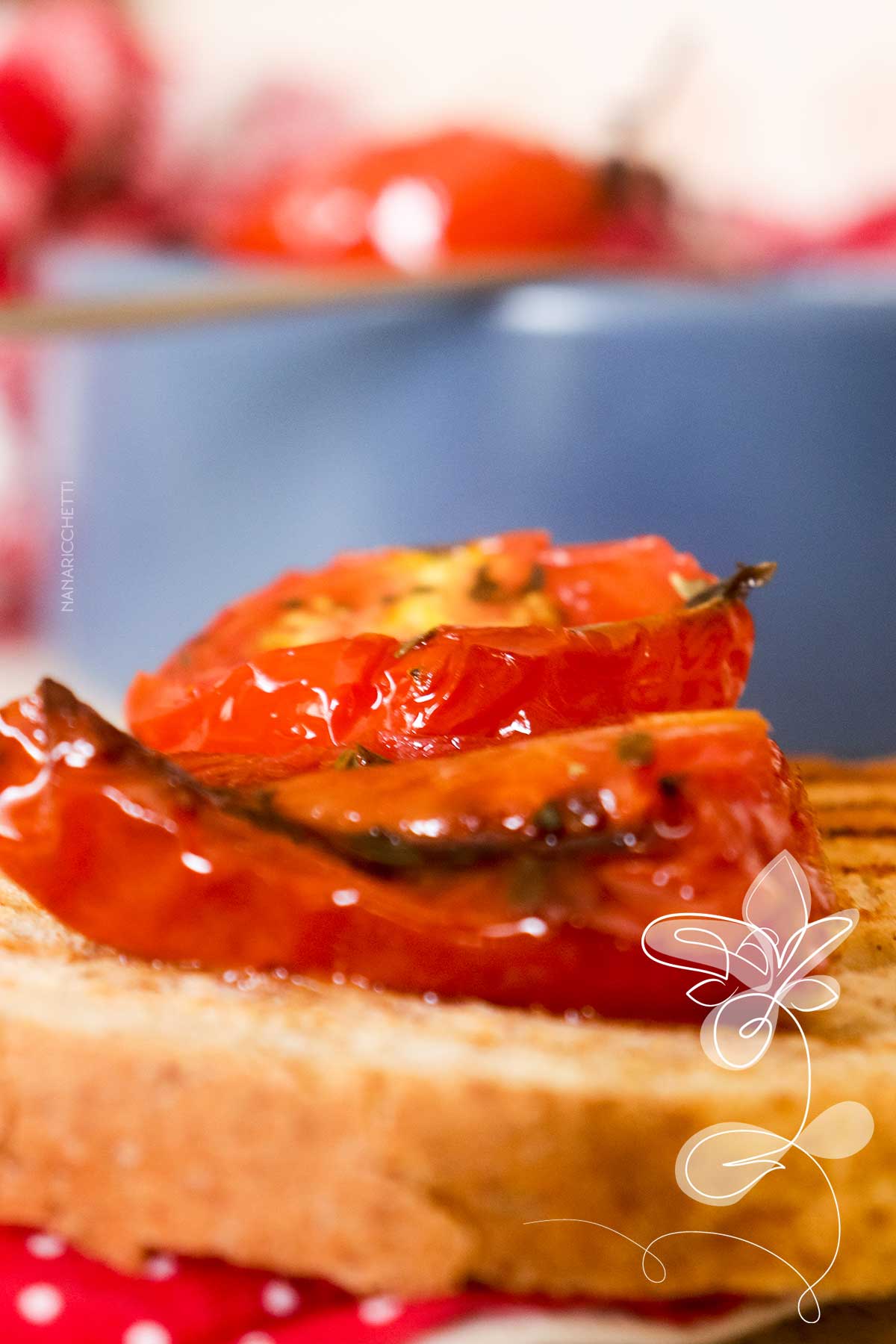 Receita de Tomate Confit na AirFryer - não deixe os tomates estragando, aprenda a fazer essa receita na fritadeira sem óleo. 