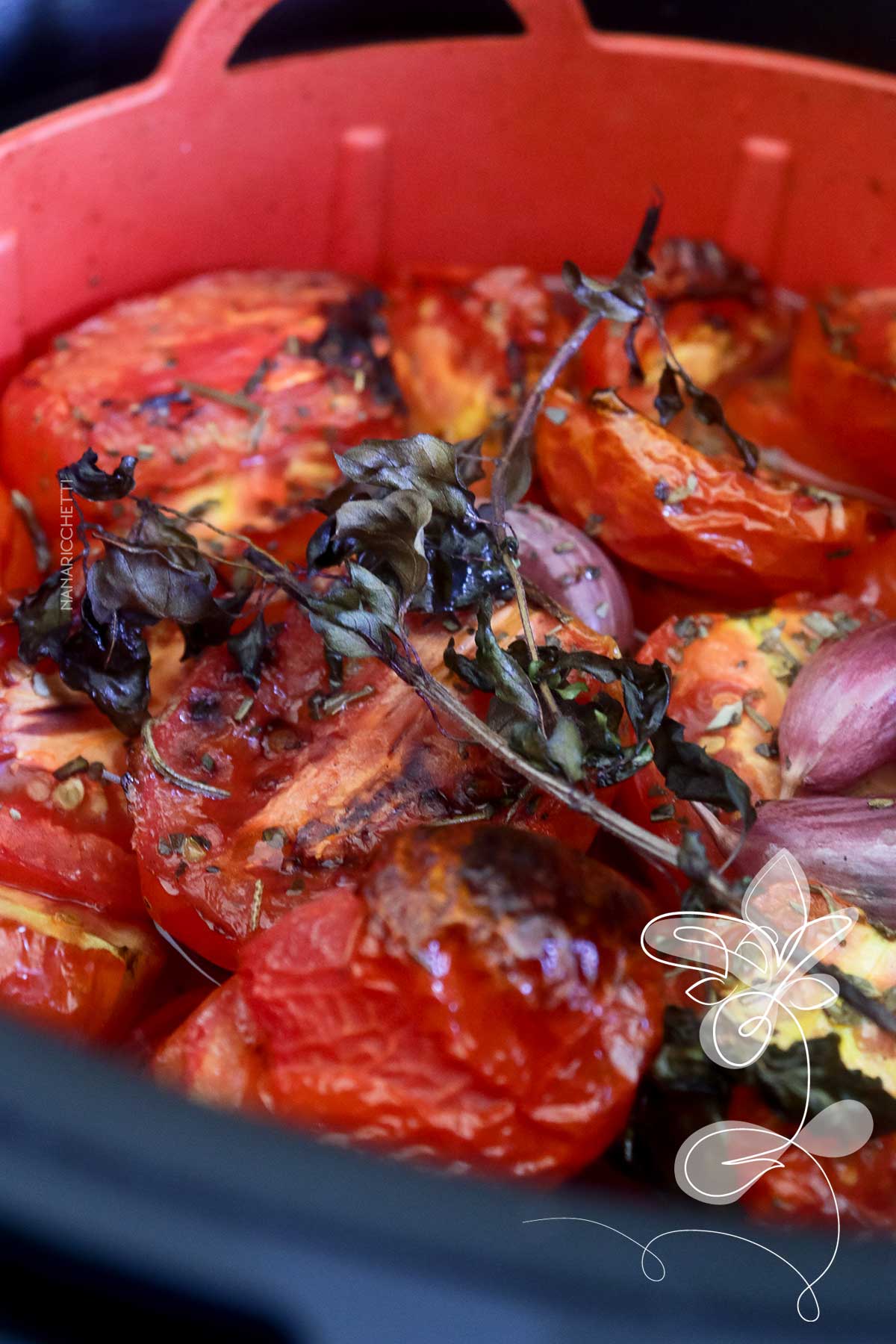 Receita de Tomate Confit na AirFryer - não deixe os tomates estragando, aprenda a fazer essa receita na fritadeira sem óleo.