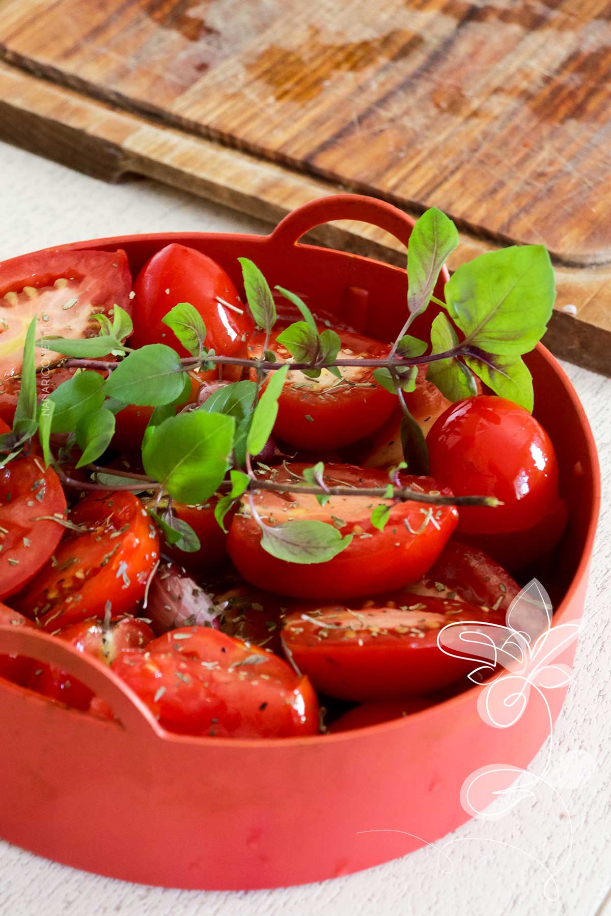 Receita de Tomate Confit na AirFryer - não deixe os tomates estragando, aprenda a fazer essa receita na fritadeira sem óleo.