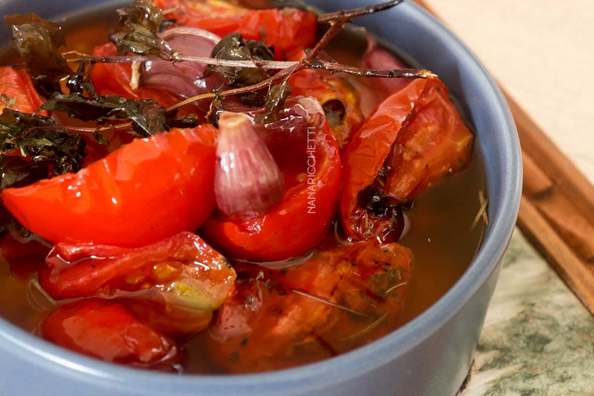 Receita de Tomate Confit na AirFryer - não deixe os tomates estragando, aprenda a fazer essa receita na fritadeira sem óleo.