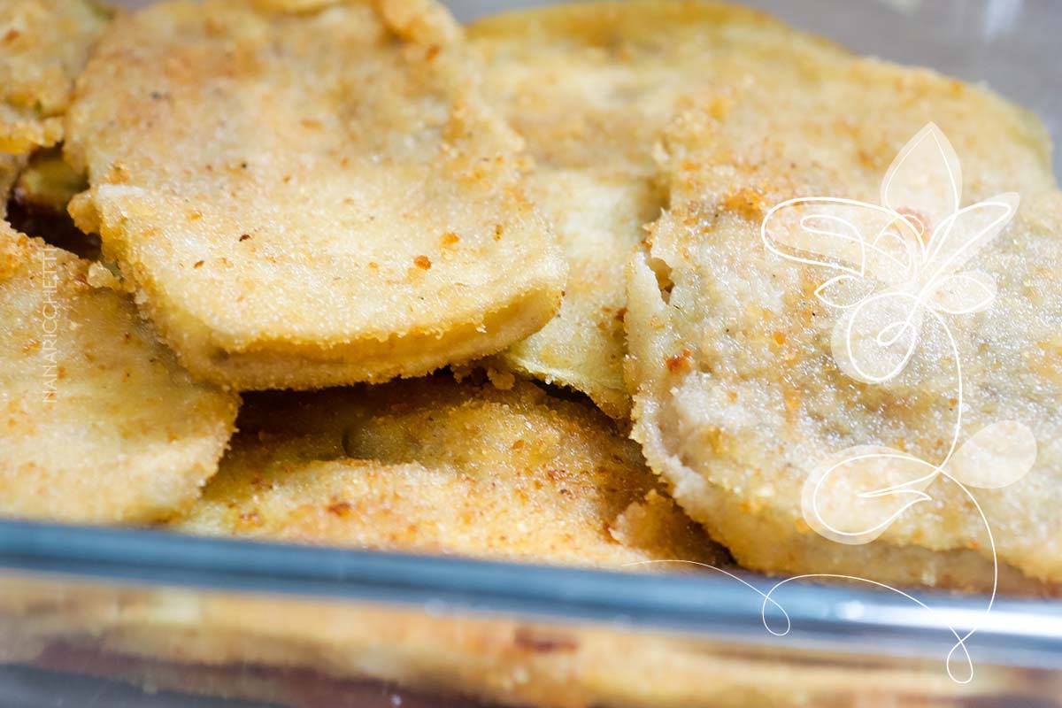 Receita de Berinjela ao Forno com Queijo e Molho de Tomate - perfeito para o almoço em família.