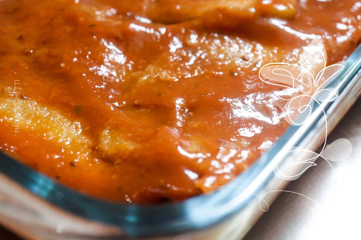 Receita de Berinjela ao Forno com Queijo e Molho de Tomate - perfeito para o almoço em família.