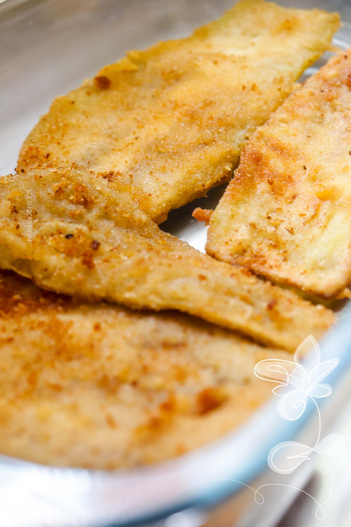 Receita de Berinjela ao Forno com Queijo e Molho de Tomate - perfeito para o almoço em família.