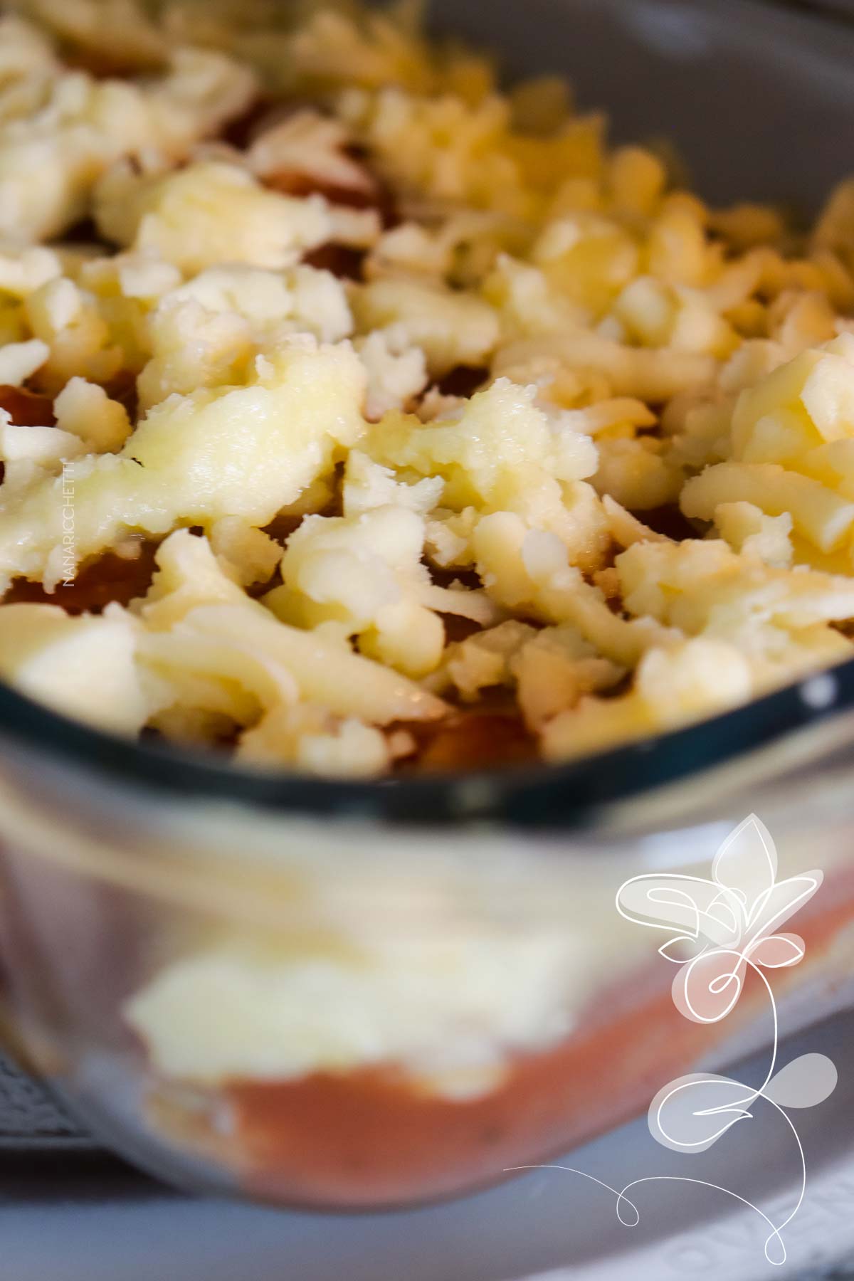 Receita de Berinjela ao Forno com Queijo e Molho de Tomate - perfeito para o almoço em família.