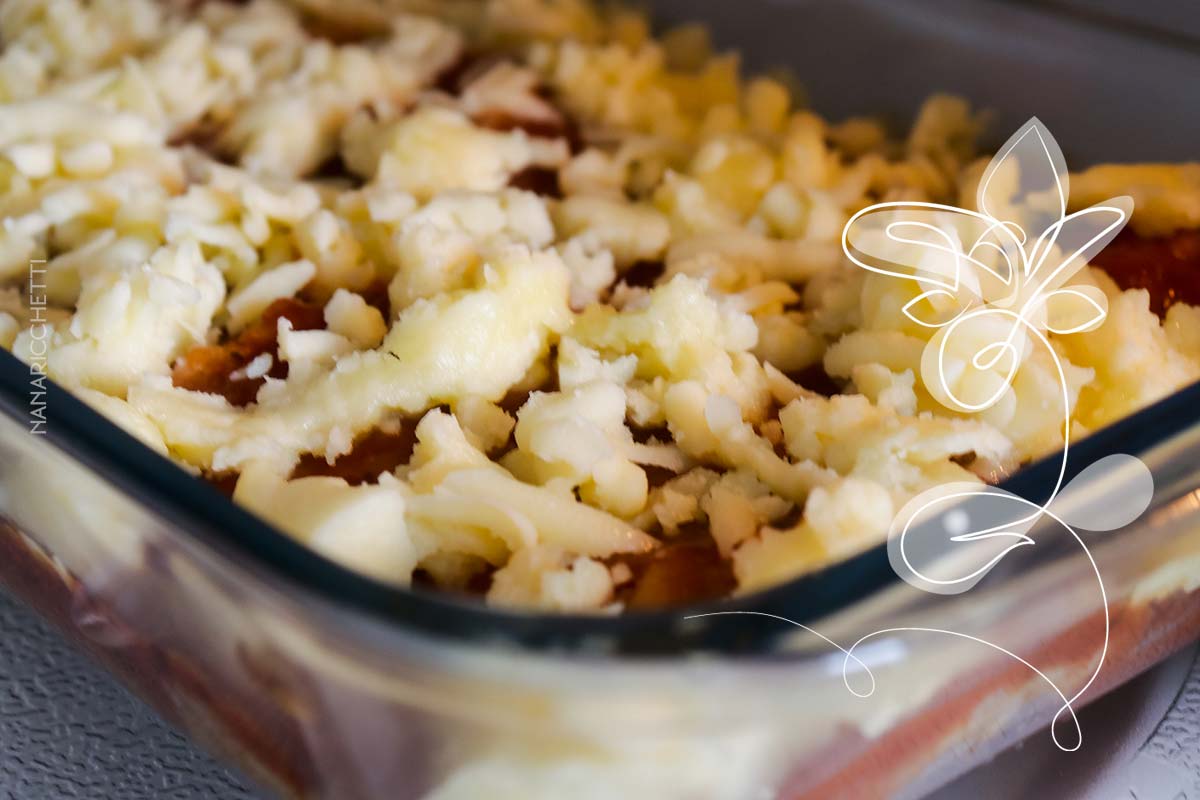 Receita de Berinjela ao Forno com Queijo e Molho de Tomate - perfeito para o almoço em família.