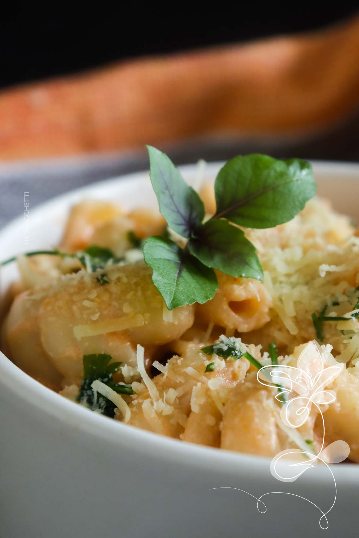 Receita de Macarrão com Estrogonofe de Frango - um prato reconfortante e delicioso.