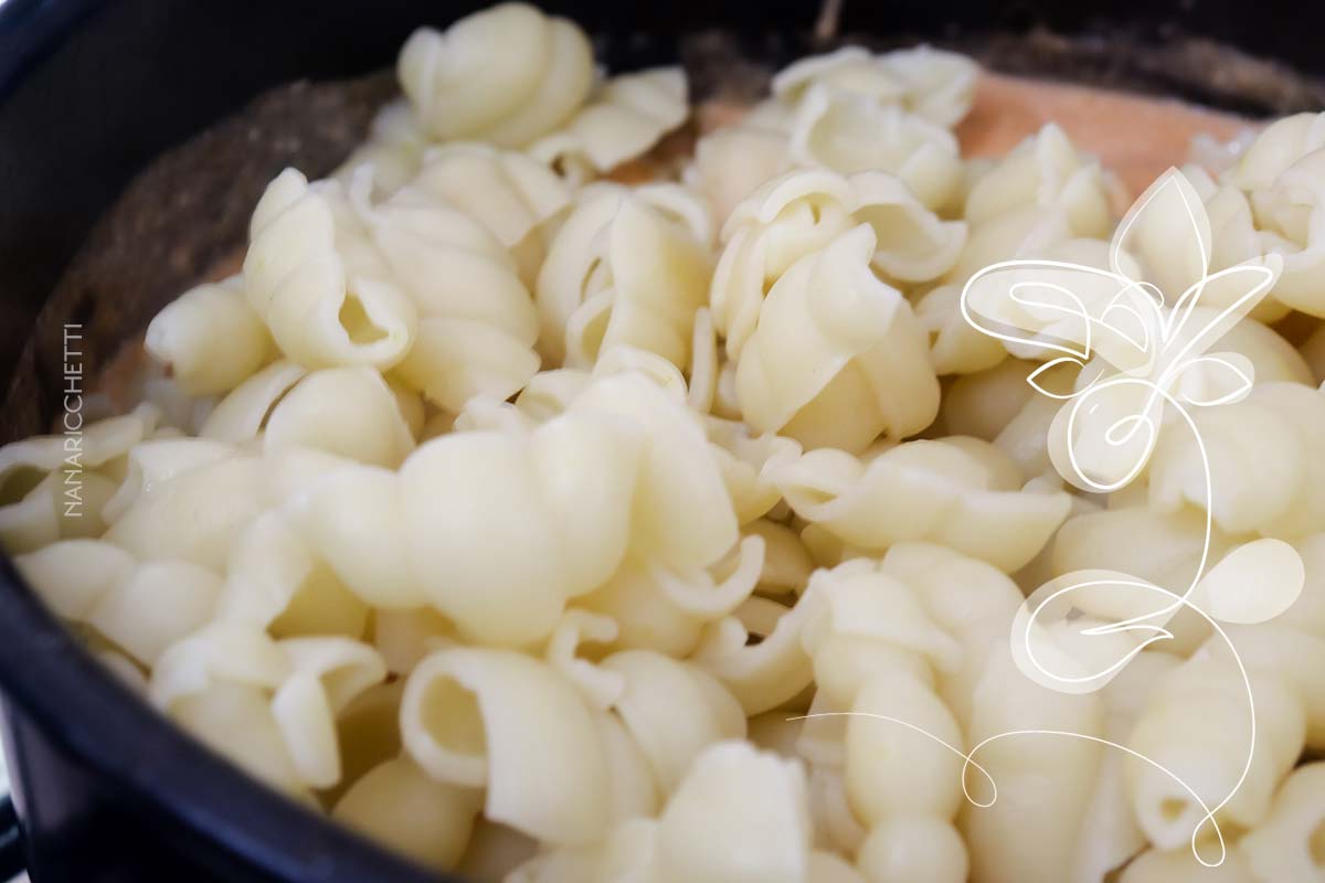 Receita de Macarrão com Estrogonofe de Frango - um prato reconfortante e delicioso.