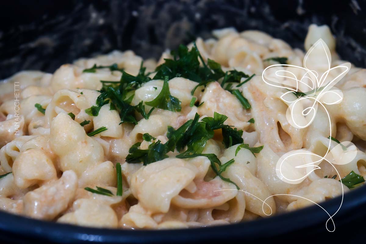 Receita de Macarrão com Estrogonofe de Frango - um prato reconfortante e delicioso.