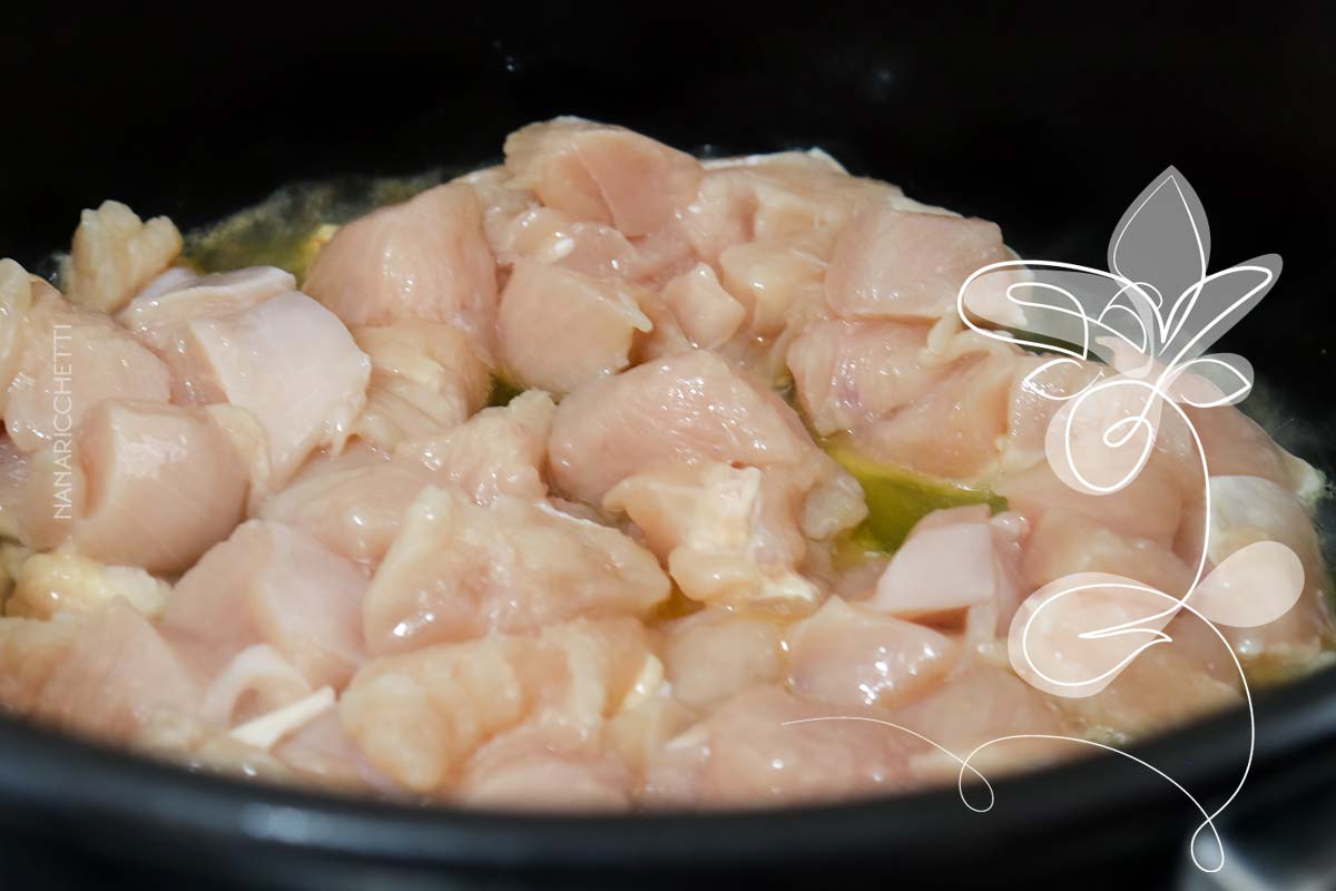 Receita de Macarrão com Estrogonofe de Frango - um prato reconfortante e delicioso.