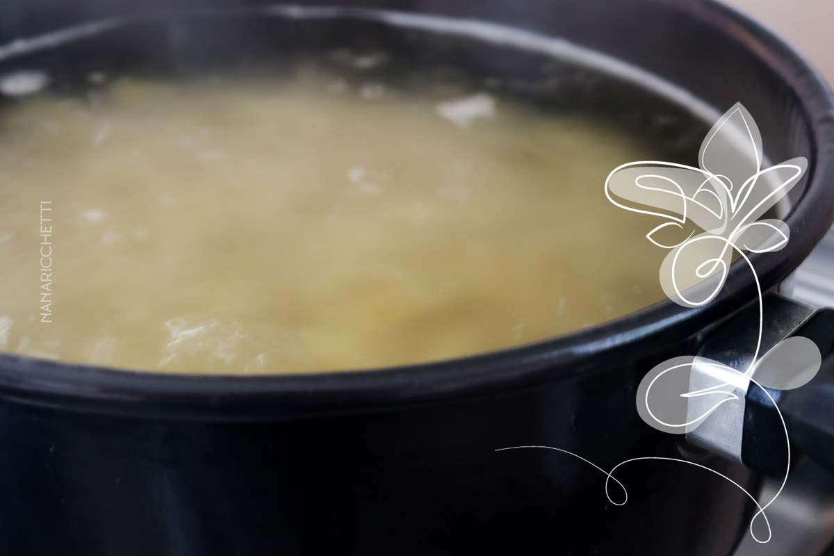 Receita de Macarrão com Estrogonofe de Frango - um prato reconfortante e delicioso.