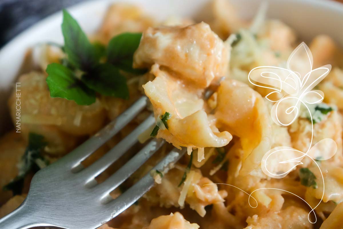 Receita de Macarrão com Estrogonofe de Frango - um prato reconfortante e delicioso.