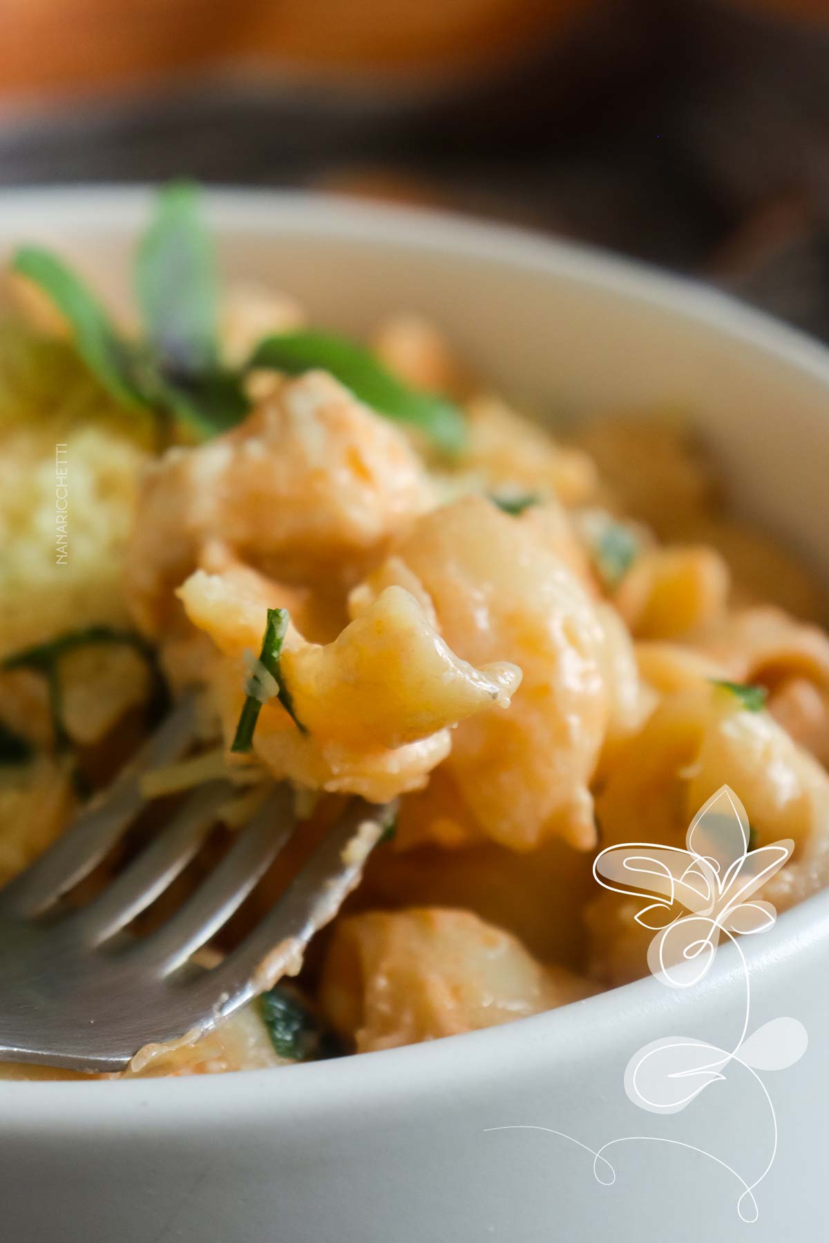 Receita de Macarrão com Estrogonofe de Frango - um prato reconfortante e delicioso.